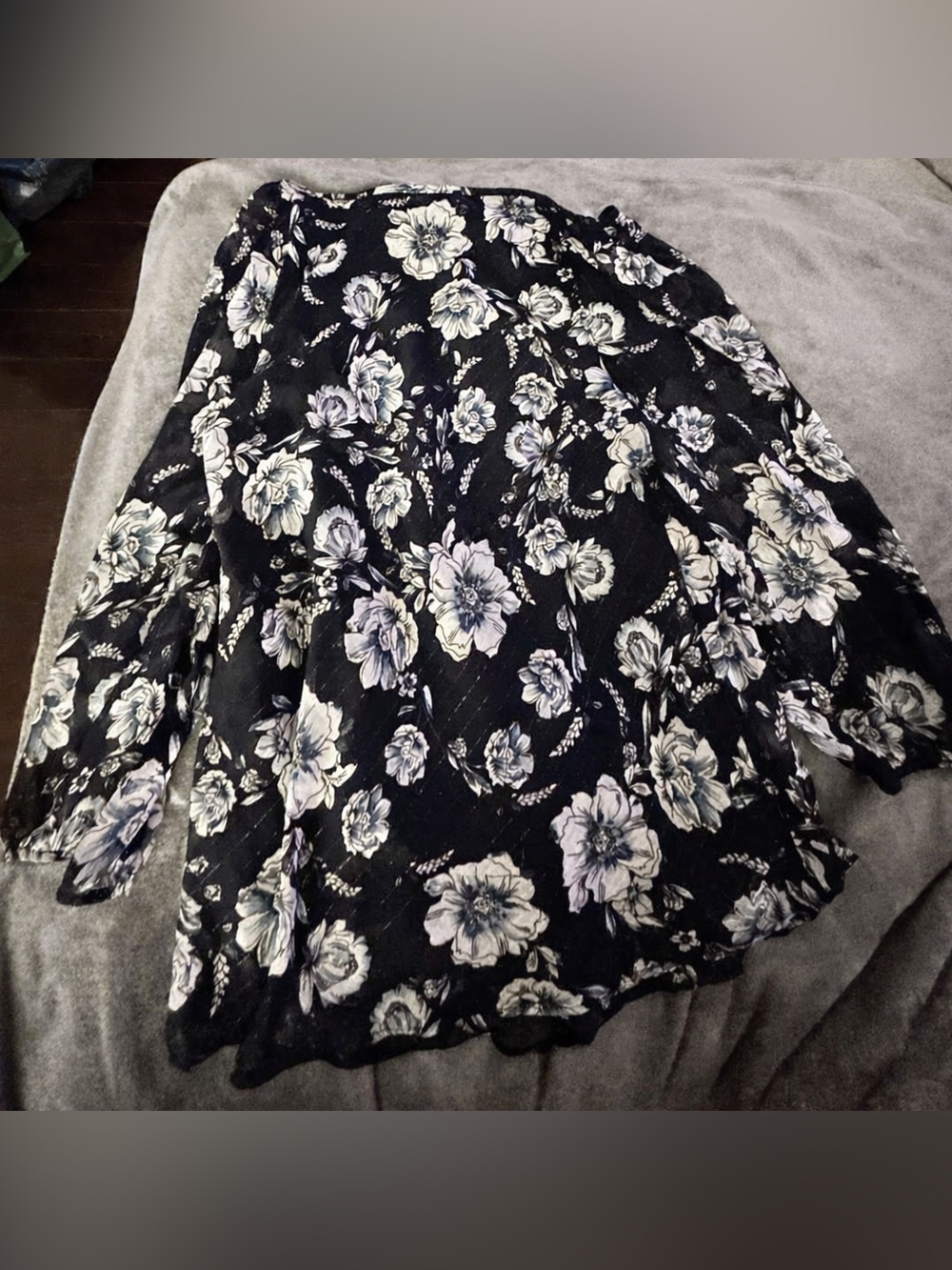 New Tamara H blouse, loose sleeves, sits above wrists. Elastic cuffs. Glitter. L - Picture 5 of 16